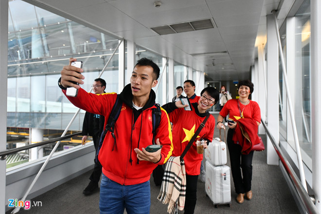 Cổ động viên đồng phục cờ Tổ quốc sang Trung Quốc cổ vũ U23 Việt Nam